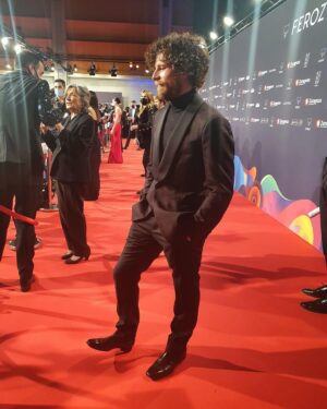 Álvaro Cervantes Instagram - Con hermana feroz en @premiosferoz. 
@angelacervan

🎎 @emporioarmani @jimmychoo