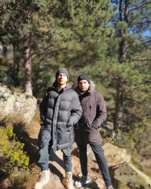 Álvaro Cervantes Instagram - Los puretas del rodaje los domingos pasean por los montes colindantes. @pepambros 💚 
📷 @joansentismayol
