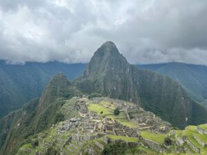 Álvaro Cervantes Instagram - Bien de altura.
Mil gracias por descubrirme estos lugares mágicos @machupicchu_agency @lilianalozamoscoso 
Me uno al club de los enamorados de #Cusco ♥️