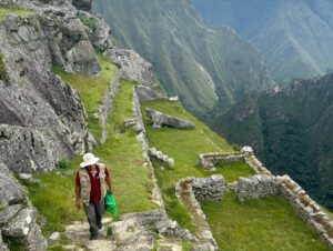 Álvaro Cervantes Instagram - Bien de altura.
Mil gracias por descubrirme estos lugares mágicos @machupicchu_agency @lilianalozamoscoso 
Me uno al club de los enamorados de #Cusco ♥️