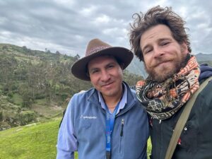 Álvaro Cervantes Instagram - Bien de altura.
Mil gracias por descubrirme estos lugares mágicos @machupicchu_agency @lilianalozamoscoso 
Me uno al club de los enamorados de #Cusco ♥️
