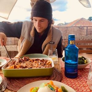 Álvaro Cervantes Instagram - Mis musts de este otoño:
- Servir pasta recién hecha a la gente querida acompañada de la burbuja #InesperadamenteCrujiente de @solandecabras con gas. 
- Paseo por la sierra después de una buena siesta en busca del atardecer.