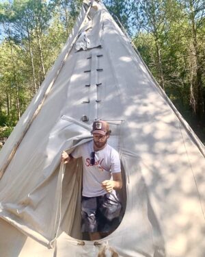 Álvaro Cervantes Instagram - Un tipo en tipi.