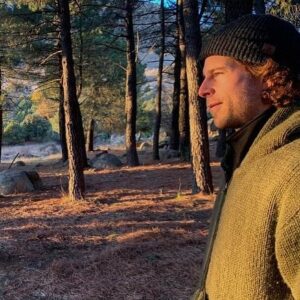 Álvaro Cervantes Instagram - Mis musts de este otoño:
- Servir pasta recién hecha a la gente querida acompañada de la burbuja #InesperadamenteCrujiente de @solandecabras con gas. 
- Paseo por la sierra después de una buena siesta en busca del atardecer.
