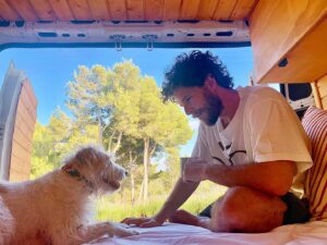 Álvaro Cervantes Instagram - Gracias @thefeathervan por sacarnos de paseo. 🚐🌿