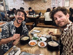 Álvaro Cervantes Instagram - La sopa típica de Busan con Ferran.