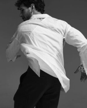 Álvaro Cervantes Instagram - Hace unos días daba rienda suelta a la @vanidad probándome ropajes bonitos y charlando de cosas varias. Mañana en los kioscos. 
 
📷 @javierlopezphoto
Estilismo @onagoeree
Grooming @mr.davidlopez
Texto @_annalarcon
@dior @_._ka_._