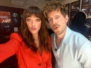 Álvaro Cervantes Instagram - Gracias @elhormiguero por tan buen rato y por cuidarnos tanto. 🐜🐜 @susanaabaitua #LocoPorElla @netflixes 💕