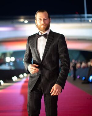Álvaro Cervantes Instagram - En ocasiones te encuentras a tu hermana nominada en la alfombra roja de los Goya. ✨@angelacervan 

Gracias @academiadecine por juntarnos de nuevo para celebrar el cine. 

Gracias @dolcegabbana y @mikvarez @yslbeauty por dejarme ready para una gran noche.

Y gracias a 📷 @anabelenfotografa por estos fotones. 

#premiosgoya2022