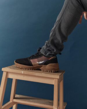 Álvaro Cervantes Instagram - Yo ya tengo mis ANDE DEM para caminar conjunto.

Top Manta, la marca solidaria de los manteros de Barcelona, acaba de presentar sus primeras zapatillas #AndeDem, que significa caminar conjunto en Wolof, su lengua madre de Senegal. 
 
Están hechas en pequeños talleres de calzado tradicional entre Valencia y Portugal, impulsando así la industria textil local.
 
Ande Dem es un canto a un nuevo caminar; desde la colectividad, el respeto por todas las vidas y el antirracismo como bandera.
 
Los beneficios serán para ayudar al colectivo mantero a salir de la calle. Desde el inicio de Top Manta, 120 manteros han podido dejar la manta y 25 trabajan en el taller de Top Manta.
 
Se pueden comprar en www.topmanta.store/andedem o en la tienda Top Manta de Barcelona.

@topmanta_bcn

📷 @josefinaandres
