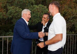 Álvaro Cervantes Instagram - Esta es la cara que se te queda cuando la ficción da paso a la realidad. 

Ayer @manel.estiarte y @pedrogaguado se reencontraron con su entrenador Dragan Matutinović, al que no veían desde hace décadas. Y después de que eso ocurriese estrenamos una gran película y las gradas vibraron como si de una final olímpica se tratase. 

Qué gran noche❤️

#42Segundos 
@sabado_peliculas @universal_spain