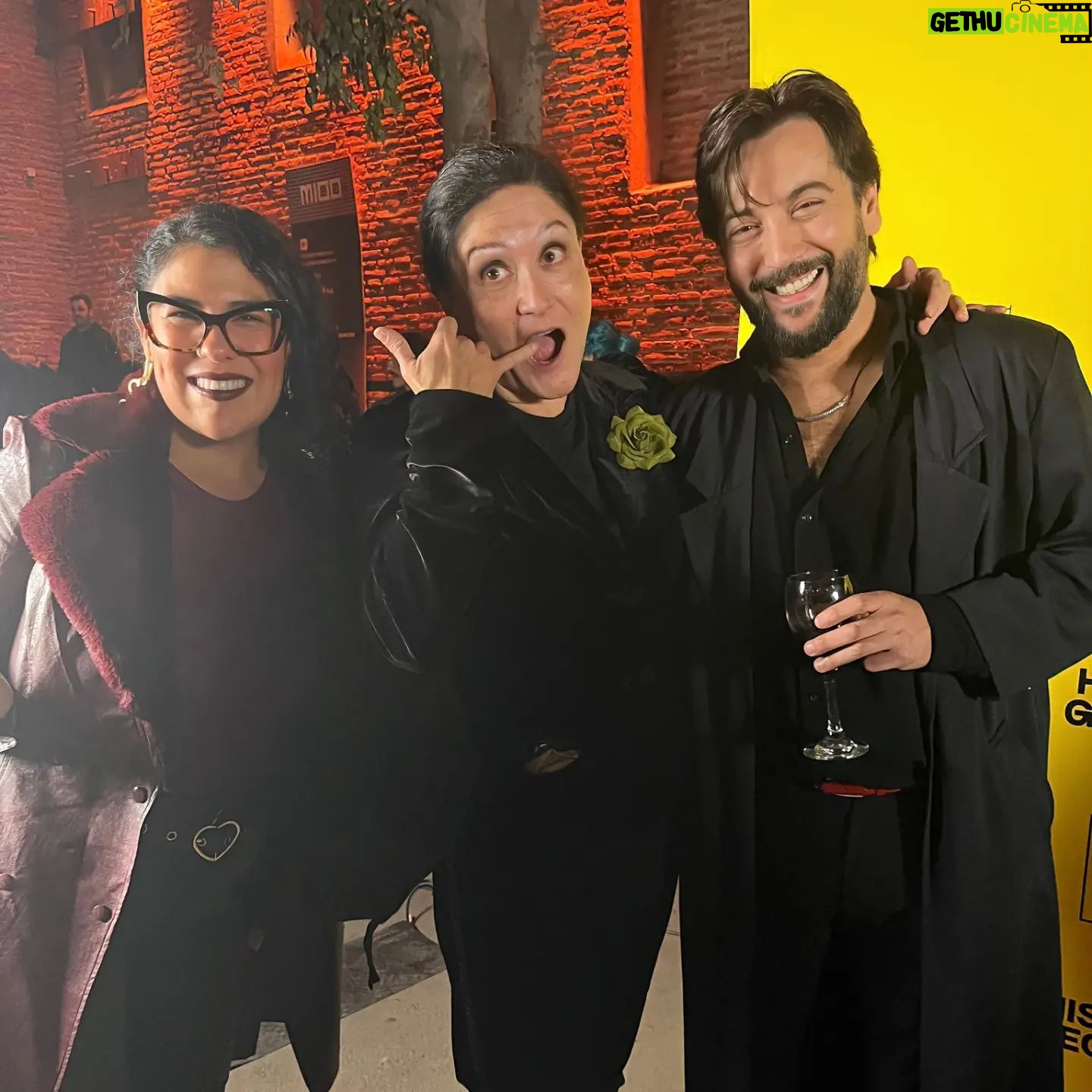 Alvaro Santi - 329 Likes - Anoche estuvimos con @soymonsejerez en la avant premiere de @historiaygeografiafilm @matucana100
Vayan a verla..recomendada!
@mundo_peliculas