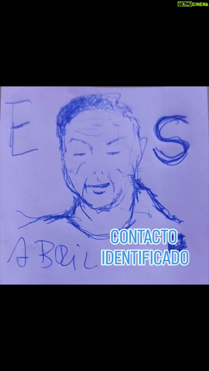 Alvaro Santi - 434 Likes - CONTACTO IDENTIFICADO
En el capítulo nueve de HECHIZADOS realicé un contacto mediúmnico espontáneo con el padre de una seguidora. En esta oportunidad recibí menos WhatsApp que otras veces de personas que me enviaron foros de sus padres y fue Silvia Salgado quién me confirmó cada una de las percepciones que tuve ese día. Abril es el mes de nacimiento de Silvia, quién efectivamente intentaba establecer un contacto con él. Es profesora y, a pesar de no lograr soñar con padre como lo ha deseado, sí siente que su presencia la acompaña. Me alegro que el mensaje haya sido recibido por ella.