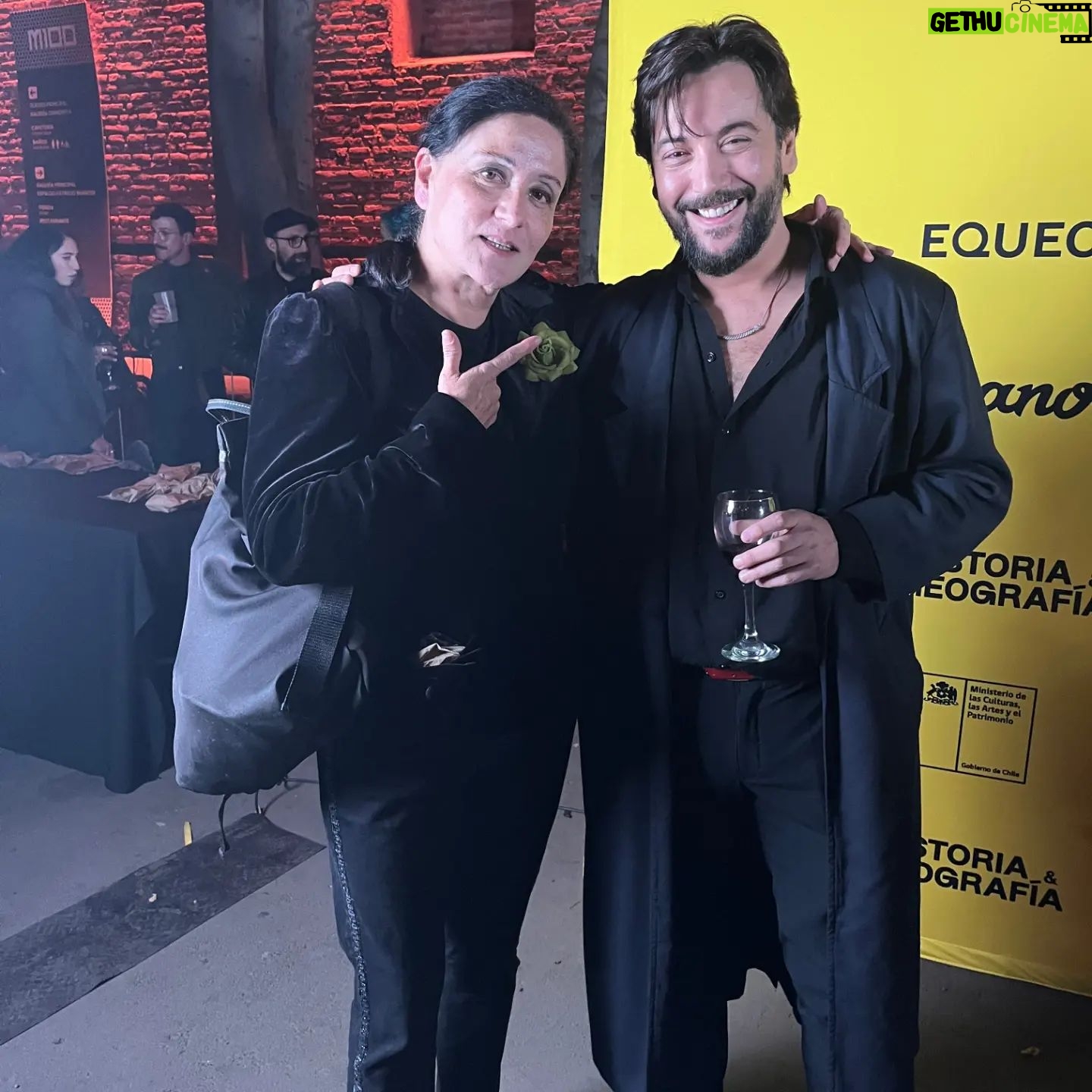 Alvaro Santi - 329 Likes - Anoche estuvimos con @soymonsejerez en la avant premiere de @historiaygeografiafilm @matucana100
Vayan a verla..recomendada!
@mundo_peliculas