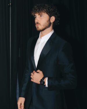 Álvaro de Juana Instagram - Gracias @gqspain por la noche de ayer!

Traje de @dsquared2 🤍 
Con mi @hamiltonwatch Ventura en la muñeca.🖤

@mauroscalia @federicabiamonti @emilia_dagostino @borial_management @palitogb

📷 @dorian.ph