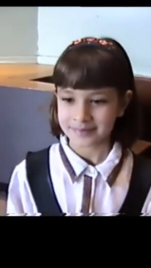 Aly Mang Instagram - 7 years old… Brooklyn, NY… Elementary School…🎙️ 

✨ A very first “stand-up comedy” routine, telling jokes on stage ✨

Hearing & feeling this laughter from the audience was a contagious, incredible feeling. I love performing because of this early-on memory. Making others smile, laugh, feel good & be entertained is what it’s all about. 

🦕 Hope this prehistoric moment in time can give you a giggle this Monday Morning. I think the world could use some more good old-fashioned, corny humor 🫶🏻🎙️✨

#BeYOU #DoWhatYouLove #Comedy #KidJokes #LaughterIsTheBestMedicine #Performer #Stage #PreBracesEra #MondayMotivation #Actress