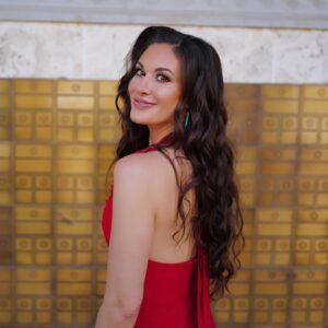 Aly Mang Instagram - ❤️ RED Carpet look in sunny FL, at the 14th Annual Fort Myers Film Festival ☀️🎞️✨

💄 @jaz.mua 
💁🏻‍♀️ @angelanicolemua 
📷 @fortmyersfilmfestival