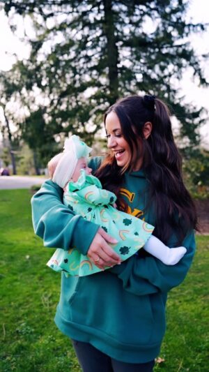 Aly Mang Instagram - 🍀 Some FeStiVe FuN …Celebrating HaPPy 5 Months to Sweet Vivi 🧚🏻🌈

✨ Wishing you a MaGiCaL WeeK - May good luck & rainbows find you!!! 🫶🏻✨

#MyLuckyCharmErs • #Love
#ThomasJeffreyMang • #BoyMom
#ViviRoseMang • #GirlMom
#LeicaLook • #LeicaQ3 🔥🤙