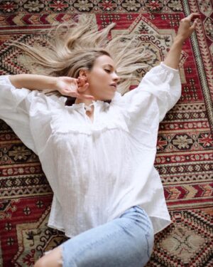 Alyona Savastova Instagram - Я и ковёр ☀️ photo @kapralovalive