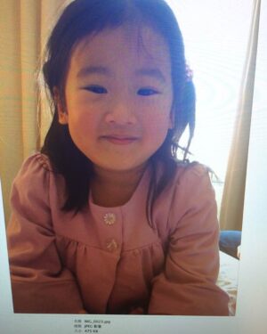 Alyssa Chia Instagram - 看著妳從小女孩變到小女人⋯媽媽有點捨不得🥹
小小的妳是如此的快樂單純又善良！
從小的太過貼心讓妳受了許多的委屈⋯
老實說，當藝人的孩子真的不容易！
是幸福也同樣伴隨著眼光的壓力⋯
媽媽常跟妳說～要活出喜愛自己的樣子！
妳正在探索跟尋找愛自己的方式～
請好好努力的去闖蕩世界
用樂觀勇敢的態度面對每一次的挑戰！
妳人生最大的支柱就是愛妳的家人💕
而我會是妳最強的後盾💖
愛妳😘寶貝～

@angelsun619 
#happybirthday