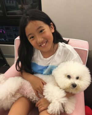 Alyssa Chia Instagram - 看著妳從小女孩變到小女人⋯媽媽有點捨不得🥹
小小的妳是如此的快樂單純又善良！
從小的太過貼心讓妳受了許多的委屈⋯
老實說，當藝人的孩子真的不容易！
是幸福也同樣伴隨著眼光的壓力⋯
媽媽常跟妳說～要活出喜愛自己的樣子！
妳正在探索跟尋找愛自己的方式～
請好好努力的去闖蕩世界
用樂觀勇敢的態度面對每一次的挑戰！
妳人生最大的支柱就是愛妳的家人💕
而我會是妳最強的後盾💖
愛妳😘寶貝～

@angelsun619 
#happybirthday