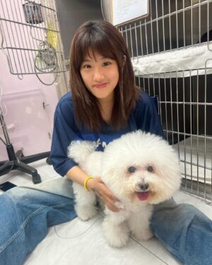 Alyssa Chia Instagram - 看著妳從小女孩變到小女人⋯媽媽有點捨不得🥹
小小的妳是如此的快樂單純又善良！
從小的太過貼心讓妳受了許多的委屈⋯
老實說，當藝人的孩子真的不容易！
是幸福也同樣伴隨著眼光的壓力⋯
媽媽常跟妳說～要活出喜愛自己的樣子！
妳正在探索跟尋找愛自己的方式～
請好好努力的去闖蕩世界
用樂觀勇敢的態度面對每一次的挑戰！
妳人生最大的支柱就是愛妳的家人💕
而我會是妳最強的後盾💖
愛妳😘寶貝～

@angelsun619 
#happybirthday