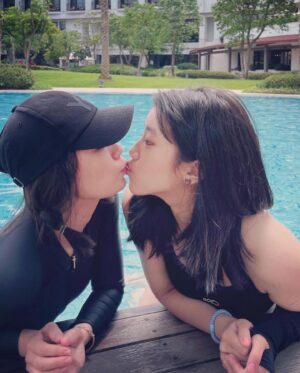 Alyssa Chia Instagram - 看著妳從小女孩變到小女人⋯媽媽有點捨不得🥹
小小的妳是如此的快樂單純又善良！
從小的太過貼心讓妳受了許多的委屈⋯
老實說，當藝人的孩子真的不容易！
是幸福也同樣伴隨著眼光的壓力⋯
媽媽常跟妳說～要活出喜愛自己的樣子！
妳正在探索跟尋找愛自己的方式～
請好好努力的去闖蕩世界
用樂觀勇敢的態度面對每一次的挑戰！
妳人生最大的支柱就是愛妳的家人💕
而我會是妳最強的後盾💖
愛妳😘寶貝～

@angelsun619 
#happybirthday