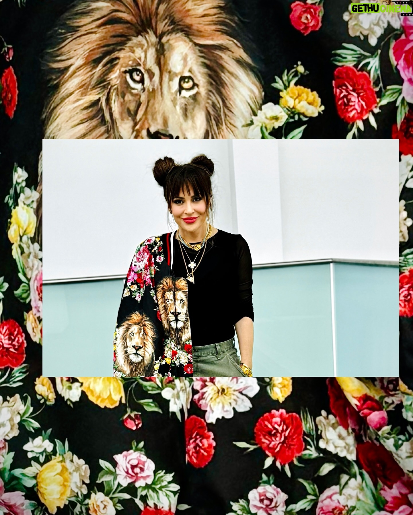 Alyssa Milano - 34.9K Likes - Thank you for your hospitality, @comicconmidlands!! I had the best time. And thanks to everyone who came out. Letβs do it again soon!