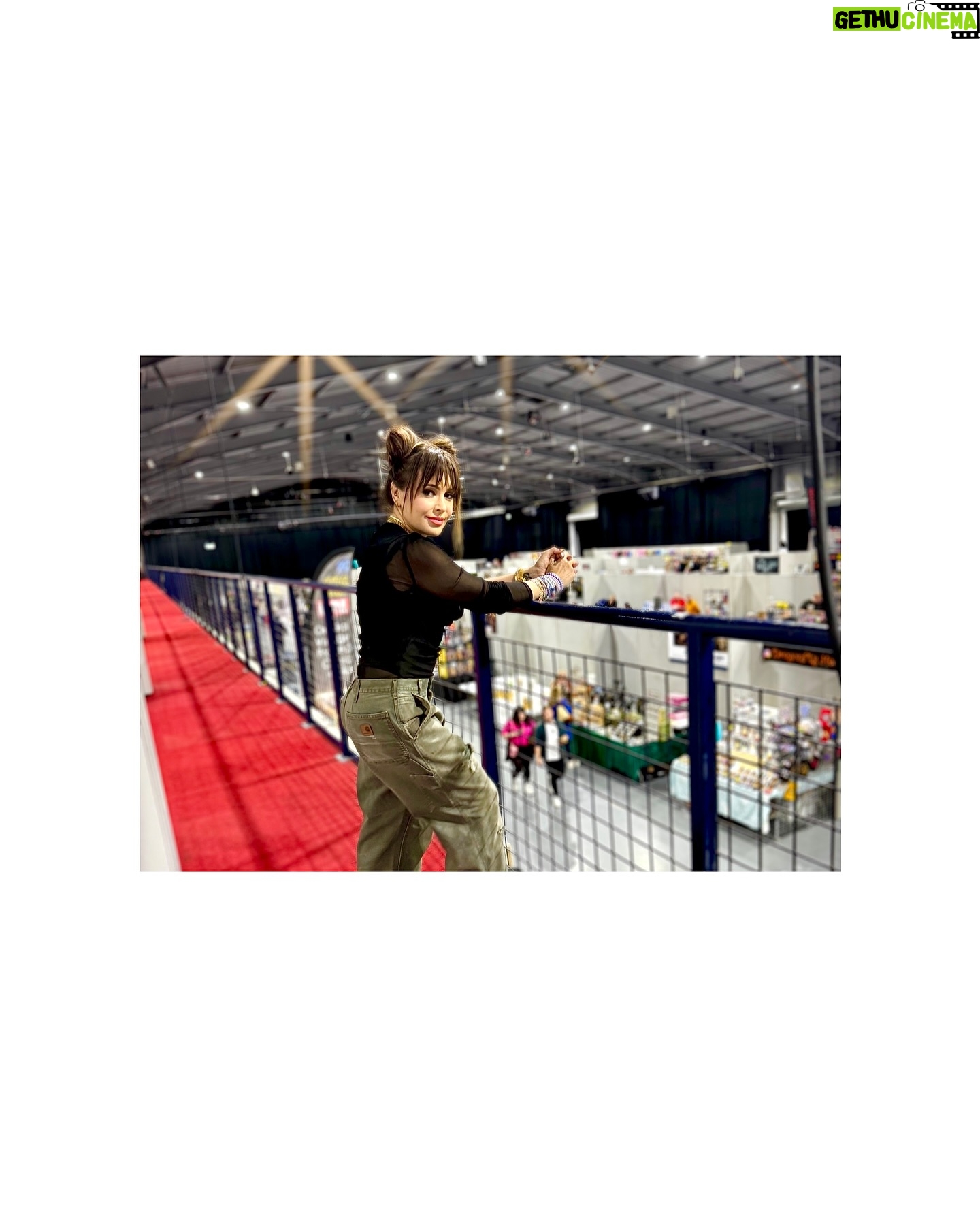Alyssa Milano - 34.9K Likes - Thank you for your hospitality, @comicconmidlands!! I had the best time. And thanks to everyone who came out. Letβs do it again soon!