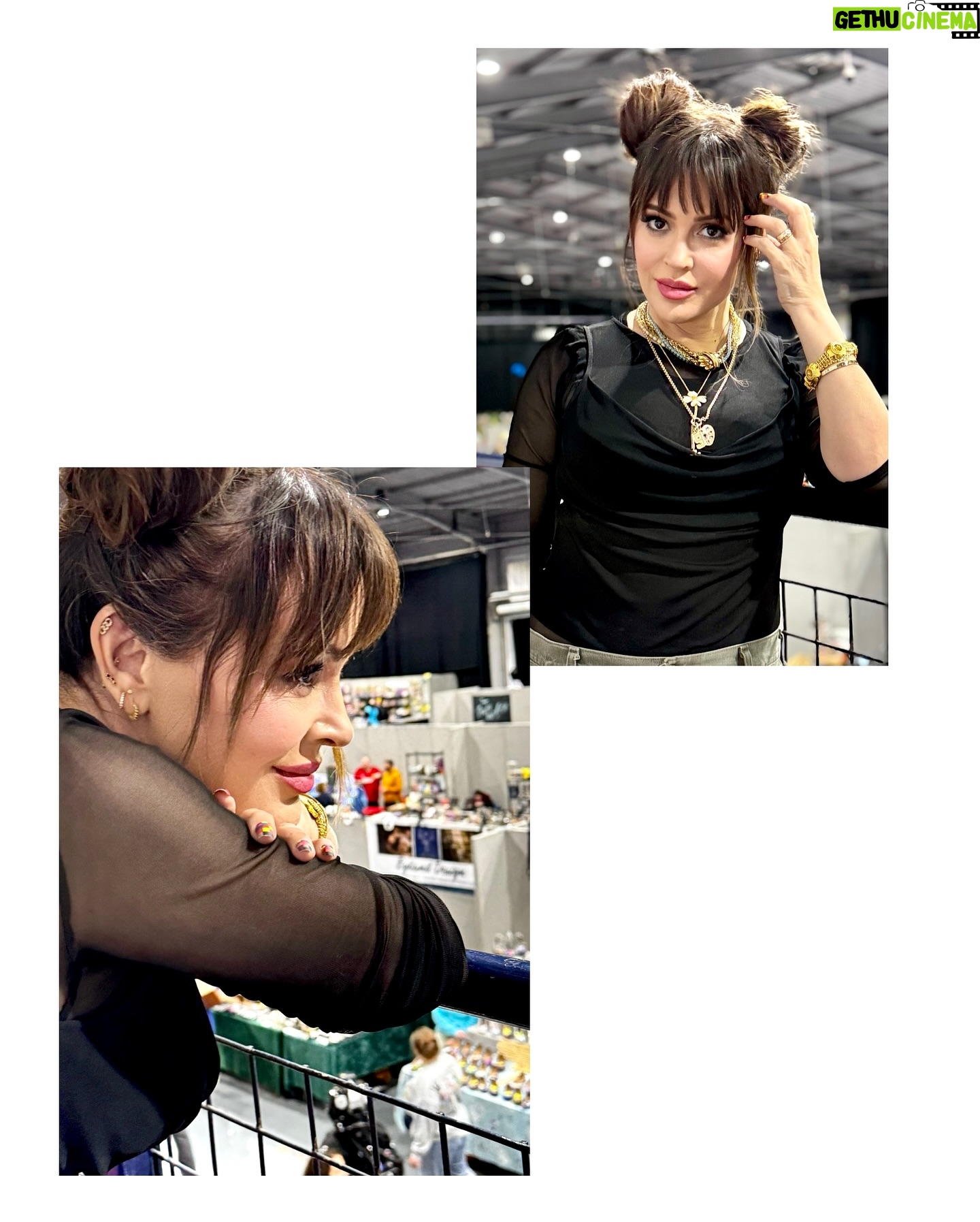 Alyssa Milano - 34.9K Likes - Thank you for your hospitality, @comicconmidlands!! I had the best time. And thanks to everyone who came out. Letβs do it again soon!