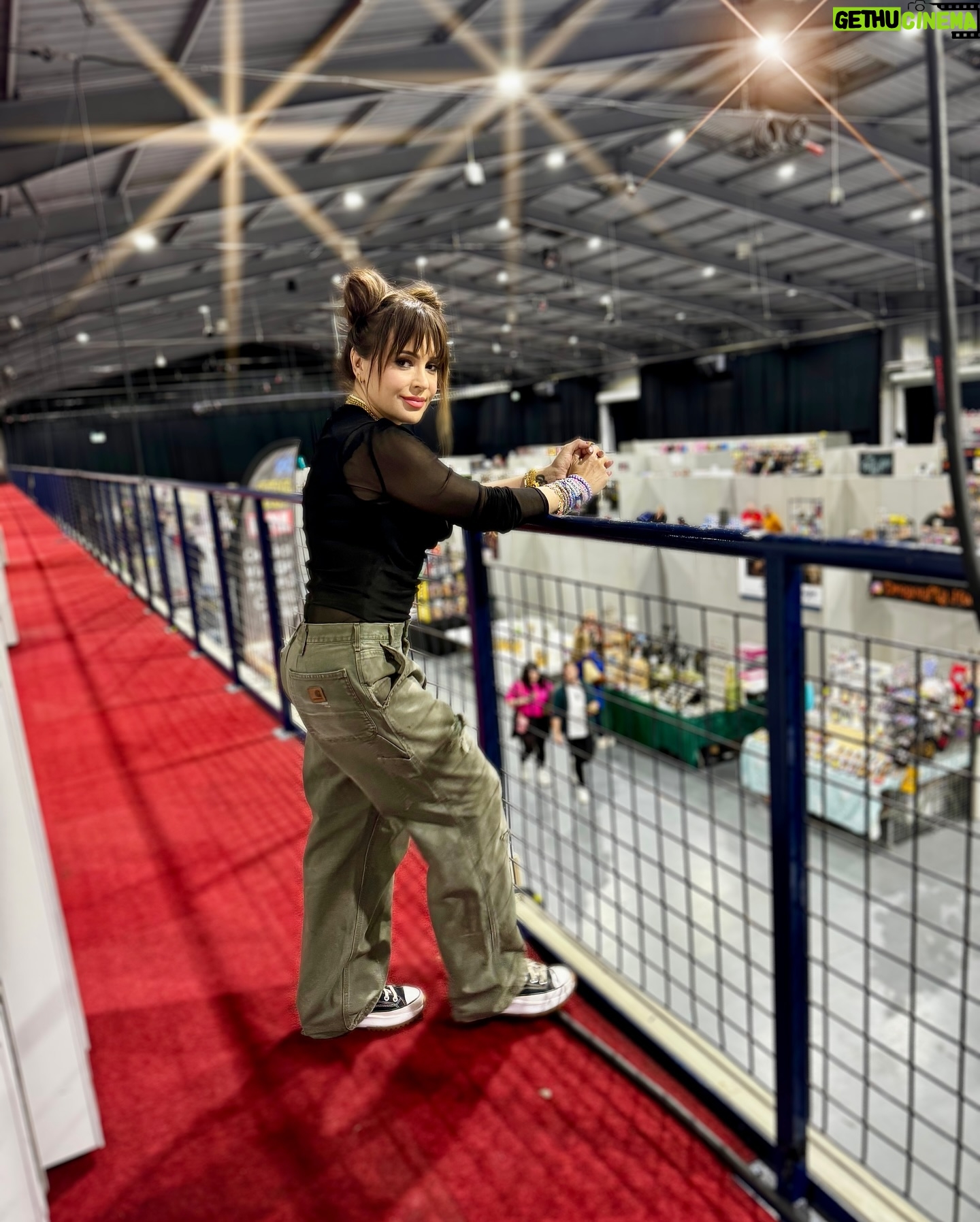 Alyssa Milano - 34.9K Likes - Thank you for your hospitality, @comicconmidlands!! I had the best time. And thanks to everyone who came out. Letβs do it again soon!