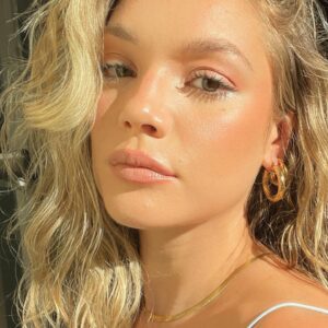 Amalia Williamson Instagram - Soaking up those last summer rays ft. @jessimaejewelry ✨