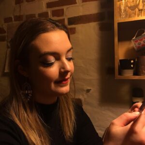 Amanda Hermiine Künnapas Instagram - Friend appreciation post🥰 Palju õnne ja armastust mu täiegamegaparimale sõbrannale, mu babygirl aastast miljon...❤️ Seal, kus oleme meie, on pidu. Seal on meestel särgid seljast. Seal voolab ojadena šampust 🍾 Armastan Sind kaugelt🥰