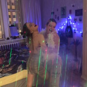 Amanda Hermiine Künnapas Instagram - Friend appreciation post🥰 Palju õnne ja armastust mu täiegamegaparimale sõbrannale, mu babygirl aastast miljon...❤️ Seal, kus oleme meie, on pidu. Seal on meestel särgid seljast. Seal voolab ojadena šampust 🍾 Armastan Sind kaugelt🥰