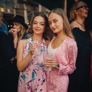Amanda Hermiine Künnapas Instagram - Oma põhibeibega filmi esikapeol 🍸📽🌟 @oolapsedfilm @acmefilmee