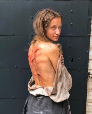 Amanda Hermiine Künnapas Instagram - Nats oli autša 🤡 @apteekermelchiorfilm 💉