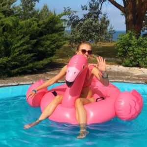 Amanda Hermiine Künnapas Instagram - Influenceri raske elu 😖😖🦩 #intex please sponsor me 🙂 #pool #flamingo #summerandfriends #jaanid