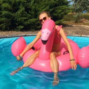 Amanda Hermiine Künnapas Instagram - Influenceri raske elu 😖😖🦩 #intex please sponsor me 🙂 #pool #flamingo #summerandfriends #jaanid