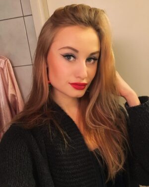 Amanda Hermiine Künnapas Instagram - Bury me in red lipstick and cat eye 😼👁