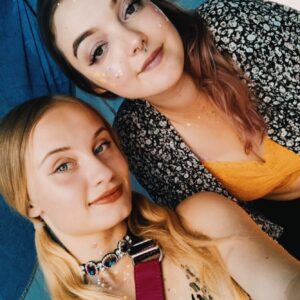 Amanda Hermiine Künnapas Instagram - Friend appreciation post🥰 Palju õnne ja armastust mu täiegamegaparimale sõbrannale, mu babygirl aastast miljon...❤️ Seal, kus oleme meie, on pidu. Seal on meestel särgid seljast. Seal voolab ojadena šampust 🍾 Armastan Sind kaugelt🥰