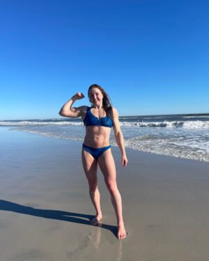 Amanda Leve Instagram - Starting the New Year strong with a cold plunge in the Atlantic Ocean💪🥶

#polarbearplunge #newyear #coldplunge #cold #freezing #mmafighter #mma #wmma #jiujitsu #grappling #mixedmartialarts #fighter #grappler #pfl #professional #profighter #submissiongrappling #winning #victory #ocean #shore #jerseyshore #strong