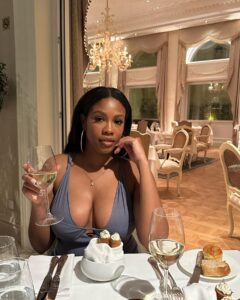 Actress Amanda Scott HD Instagram Photos and Wallpapers April 2023