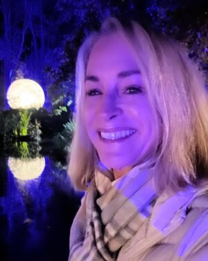 Amanda Wyss Instagram - Feeling festive 
@descansogardens Enchanted Forrest