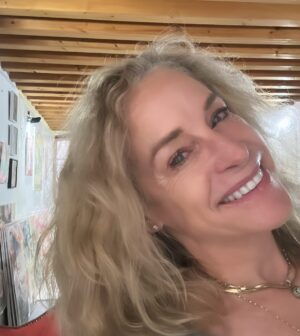 Amanda Wyss Instagram - Threads… hope you’re nice. Could be interesting… 
First day I accidentally deleted all my follow requests. Learning curve 😂 still might be fun. @threadsapp #threads 
This photo is from @lynette_reed_art studio Bassano Del Grappa #italy 💖