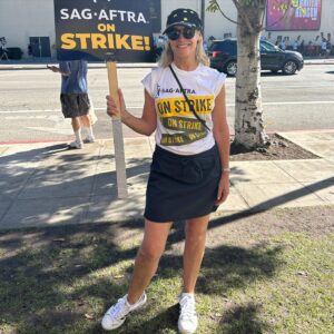 Amanda Wyss Instagram - From trekking Italy to walking the line in 36 hours. Back at it. #unionstrong @sagaftra #jetlag