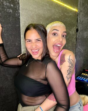 Amar Sotomayor Instagram - gracias a todas, todos y todxs lxs que escucharon el episodio con @amarsotomayor — 💫 me alegra tanto saber el apoyo y el amor que recibes, Amar 🦋 tienes un batallón de gente que te apoya, te aplaude, te ayuda, te ama y te sigue porque ERES LUZ #paquetenteres fue un honor poder entrevistarte así que esta no será la última vez que nos sentamos a hablar 🎙️ — love you Y SEGUIMOS! #radioLA #radioPuertoRico #podcast #kqbh