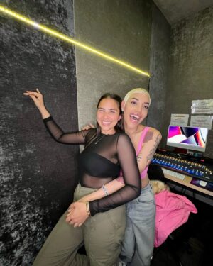 Amar Sotomayor Instagram - gracias a todas, todos y todxs lxs que escucharon el episodio con @amarsotomayor — 💫 me alegra tanto saber el apoyo y el amor que recibes, Amar 🦋 tienes un batallón de gente que te apoya, te aplaude, te ayuda, te ama y te sigue porque ERES LUZ #paquetenteres fue un honor poder entrevistarte así que esta no será la última vez que nos sentamos a hablar 🎙️ — love you Y SEGUIMOS! #radioLA #radioPuertoRico #podcast #kqbh