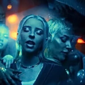 Amar Sotomayor Instagram - En el nuevo video “offline” de @itsyoungmiko  y @feid ! Boricua en la casa, representando! Siempre agradecida de trabajar con gente superrrrr talentosa y de buena vibra! Agradecida a @germanlegarreta y a la producción por confiar, bendiciones y nos fuimos offline, Namaste y TE CALLAS! 🇵🇷💻🧚🏻#amarsotomayor #actriz #model #modelo #singer #cantante #transgender #transgenero #trans #transexual #mtf #transwoman #transmodels #transactress #puertorican #puertorico #lgbtq #pride #blondehair #boricua #losangeles #california #fashion #offline #tattoo #youngmiko #feid #videomusical #musicvideo #workingactor
