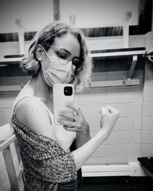Amber Goldfarb Instagram - Vaxed.

So grateful for this incredible invention. #vaccinationdone✔️ #ᴠᴀᴄᴄɪɴᴇssᴀᴠᴇʟɪᴠᴇs #vaccinated #thankyouscience #thankyouscientists #thankyoumedicine #thankyoumedicalstaff