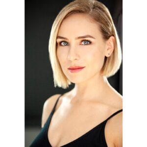 Amber Goldfarb Instagram - New year. Fresh face. Thanks @sabrinareeves.photography and @marc_desparois for ze hairrrr ✨

#headshot #headshotphotography #newyear #freshface #actor